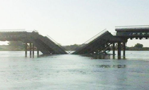La Coalición Internacional destruye dos puentes de uso civil en Deir Ezzor